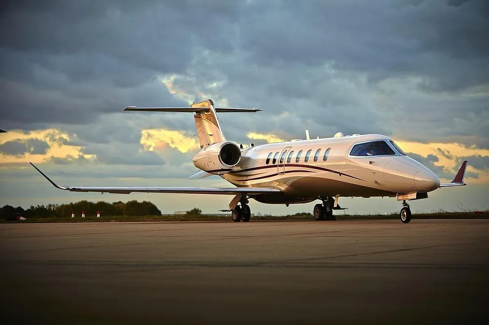 Exterior view of a 2016 Learjet 75, G-ZNTH.