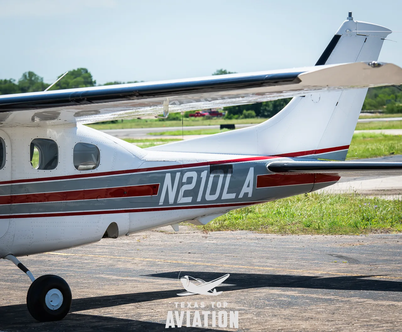 Exterior view of a 1985 Cessna P210R, N210LA.