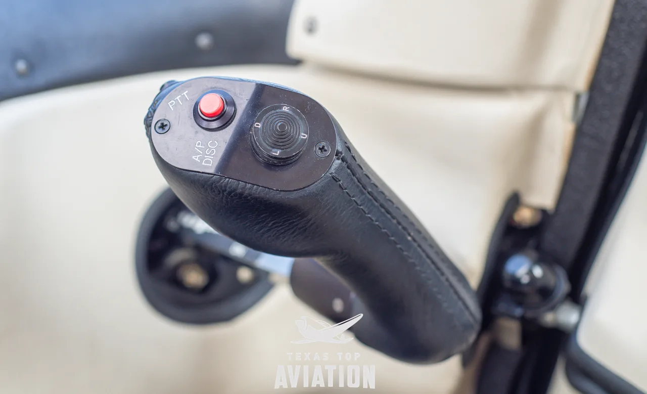 Cockpit and instrument panel of a 2006 Cirrus SR22 G2.