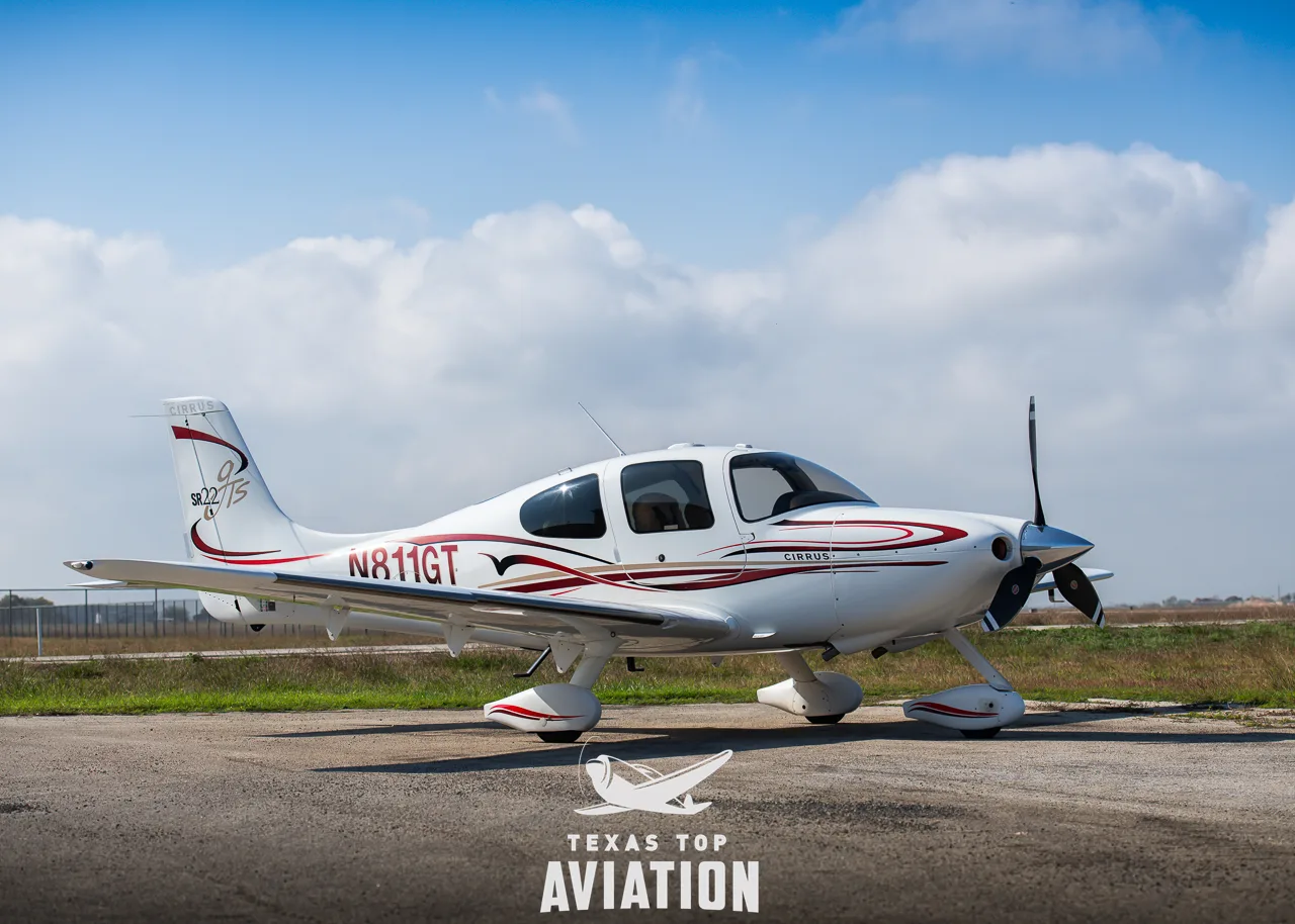 Exterior view of a 2006 Cirrus SR22 G2, N811GT.