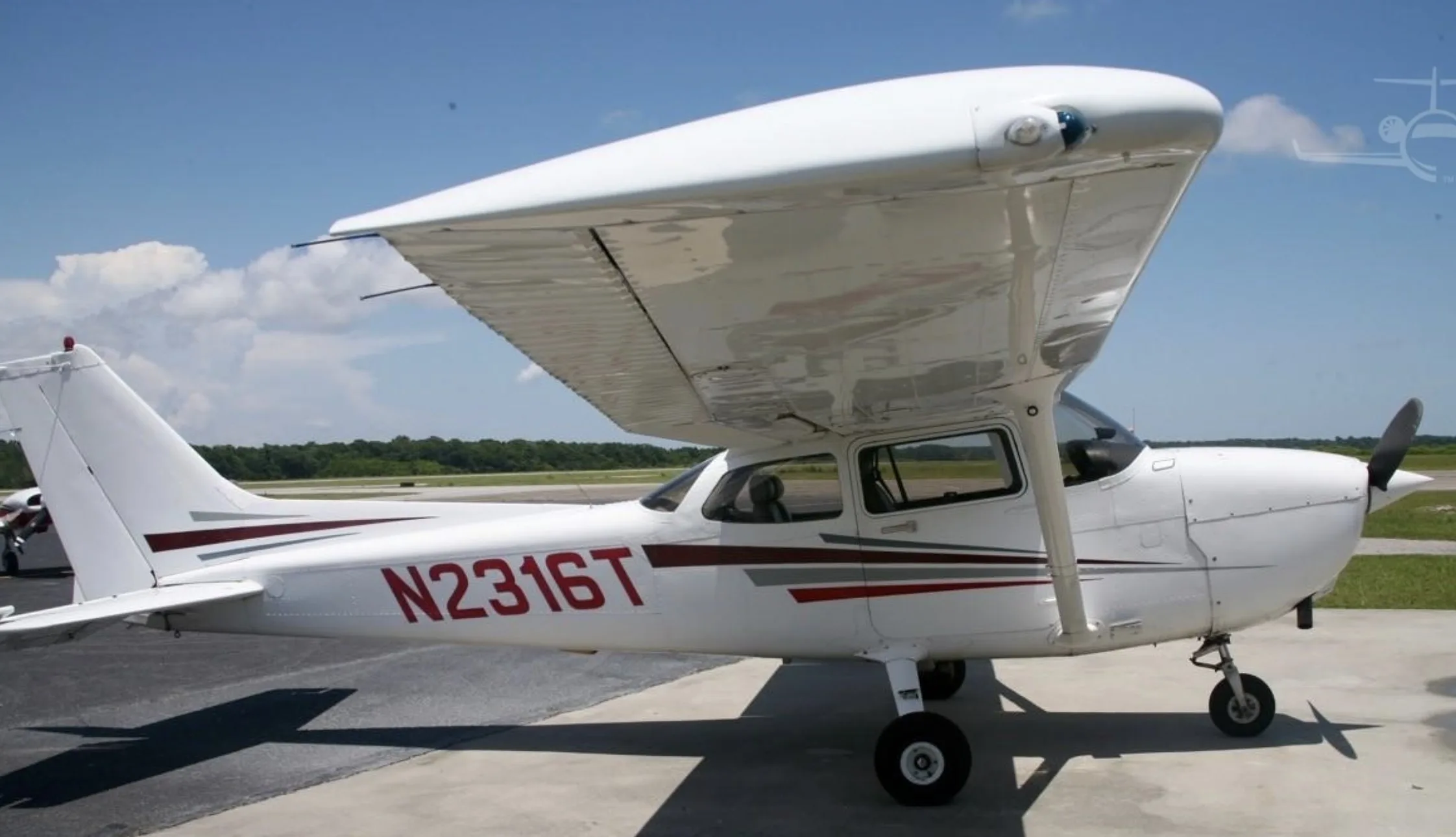 Exterior view of a 1999 Cessna 172R, N2316T.
