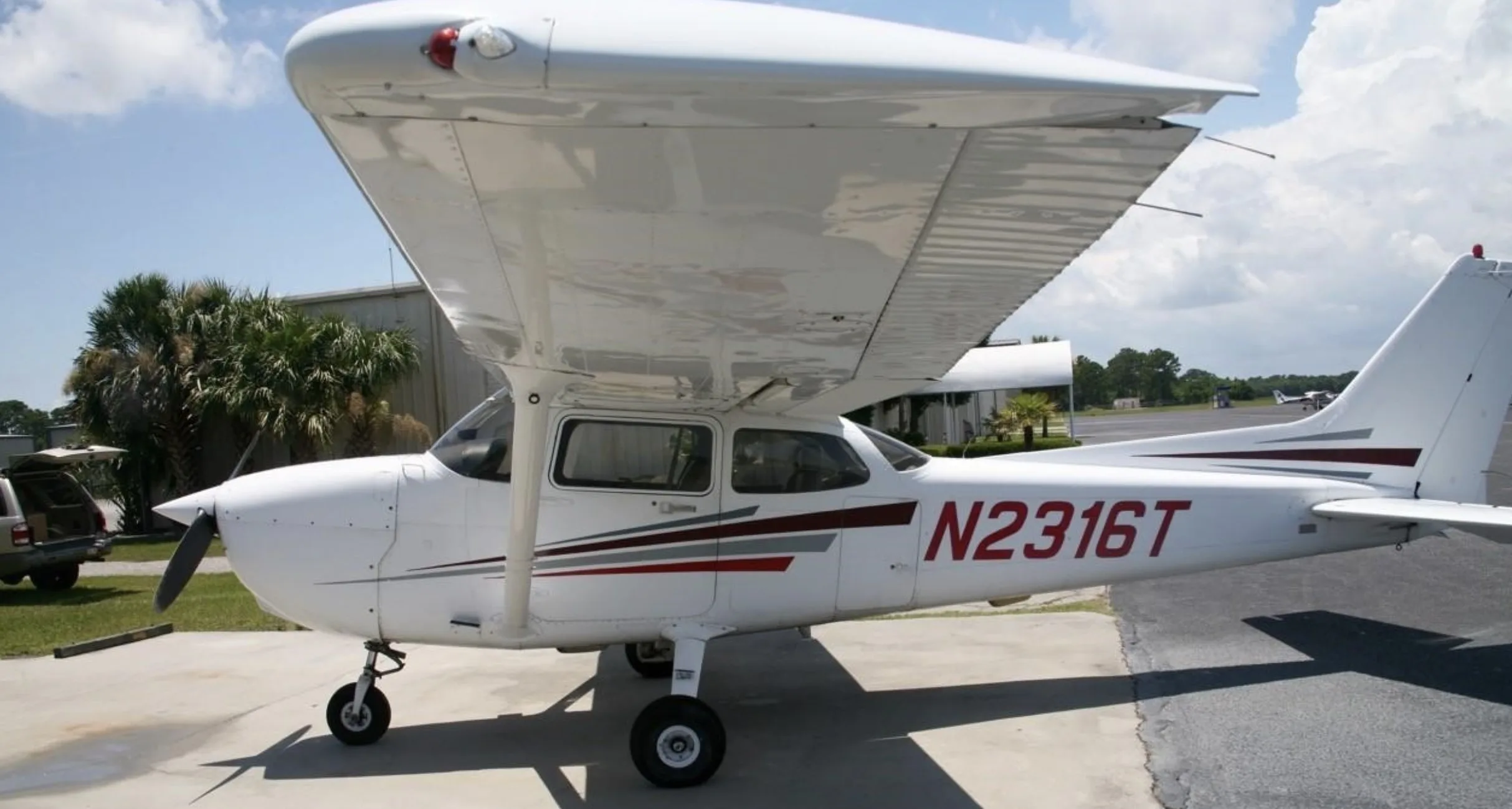 Exterior view of a 1999 Cessna 172R, N2316T.