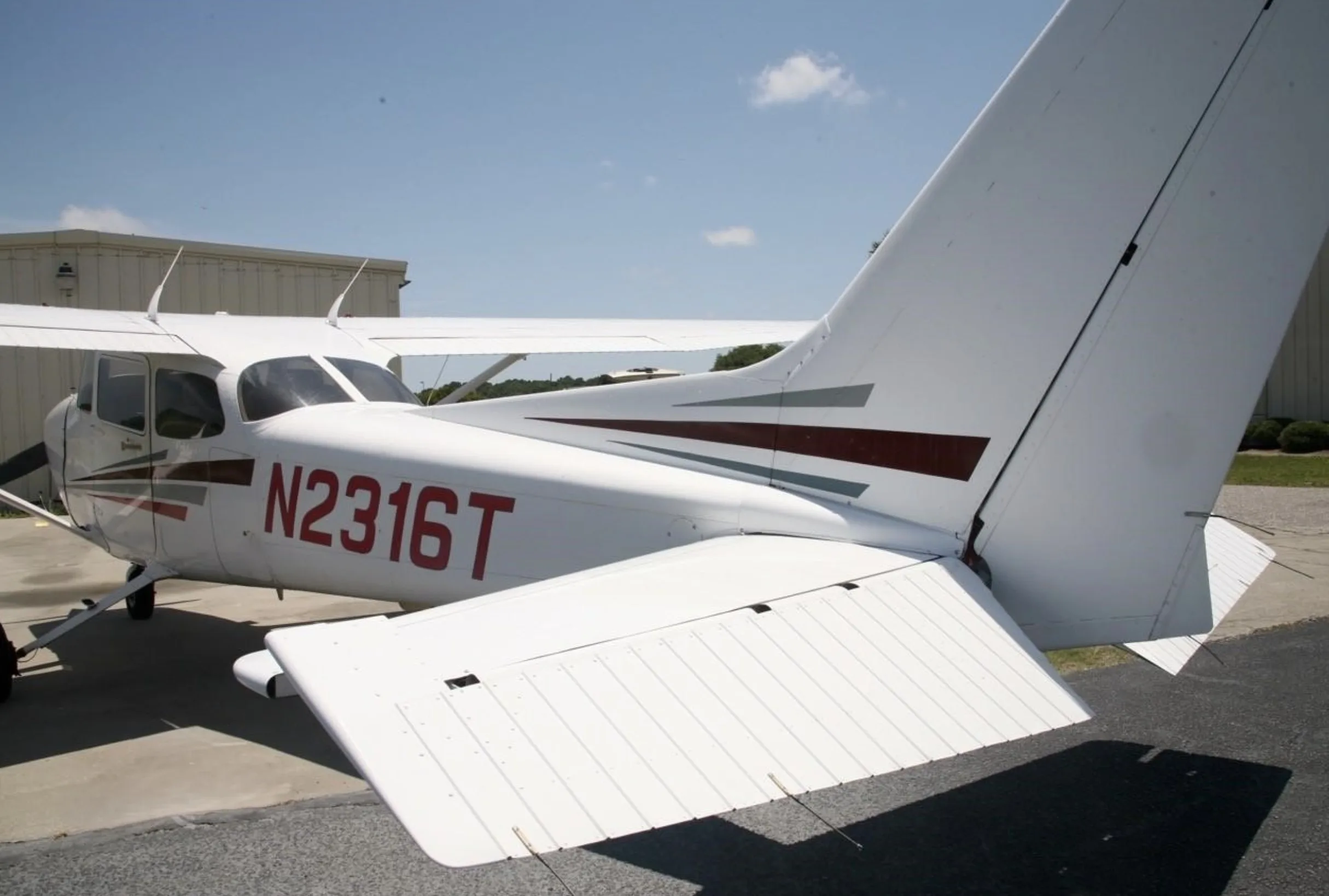 Exterior view of a 1999 Cessna 172R, N2316T.
