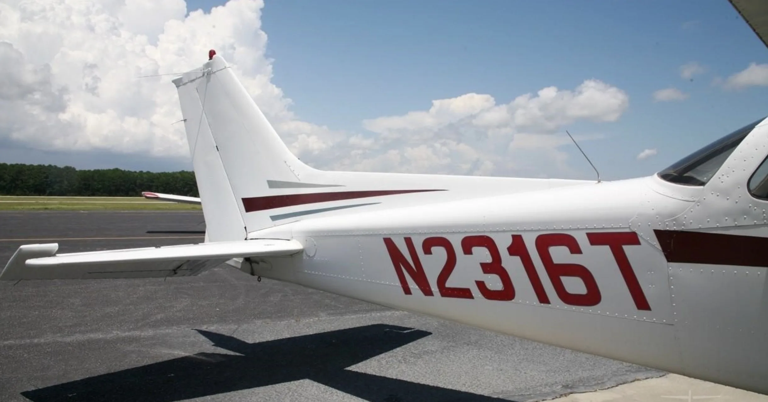 Exterior view of a 1999 Cessna 172R, N2316T.