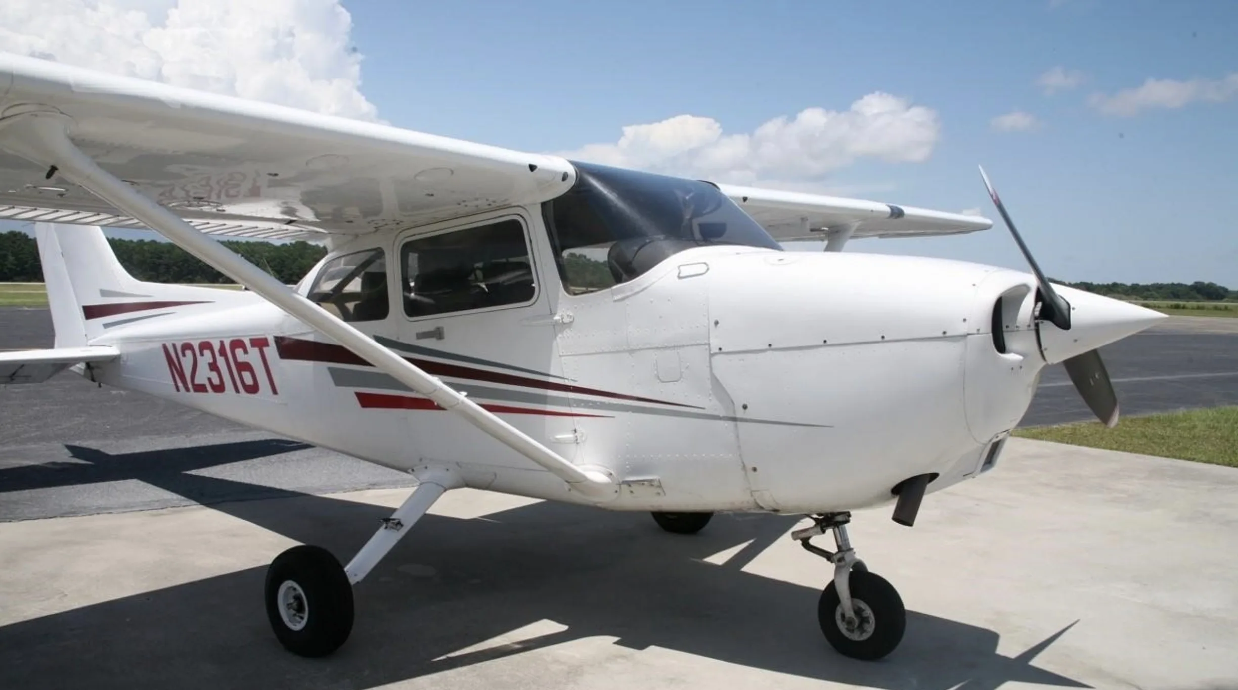 Exterior view of a 1999 Cessna 172R, N2316T.