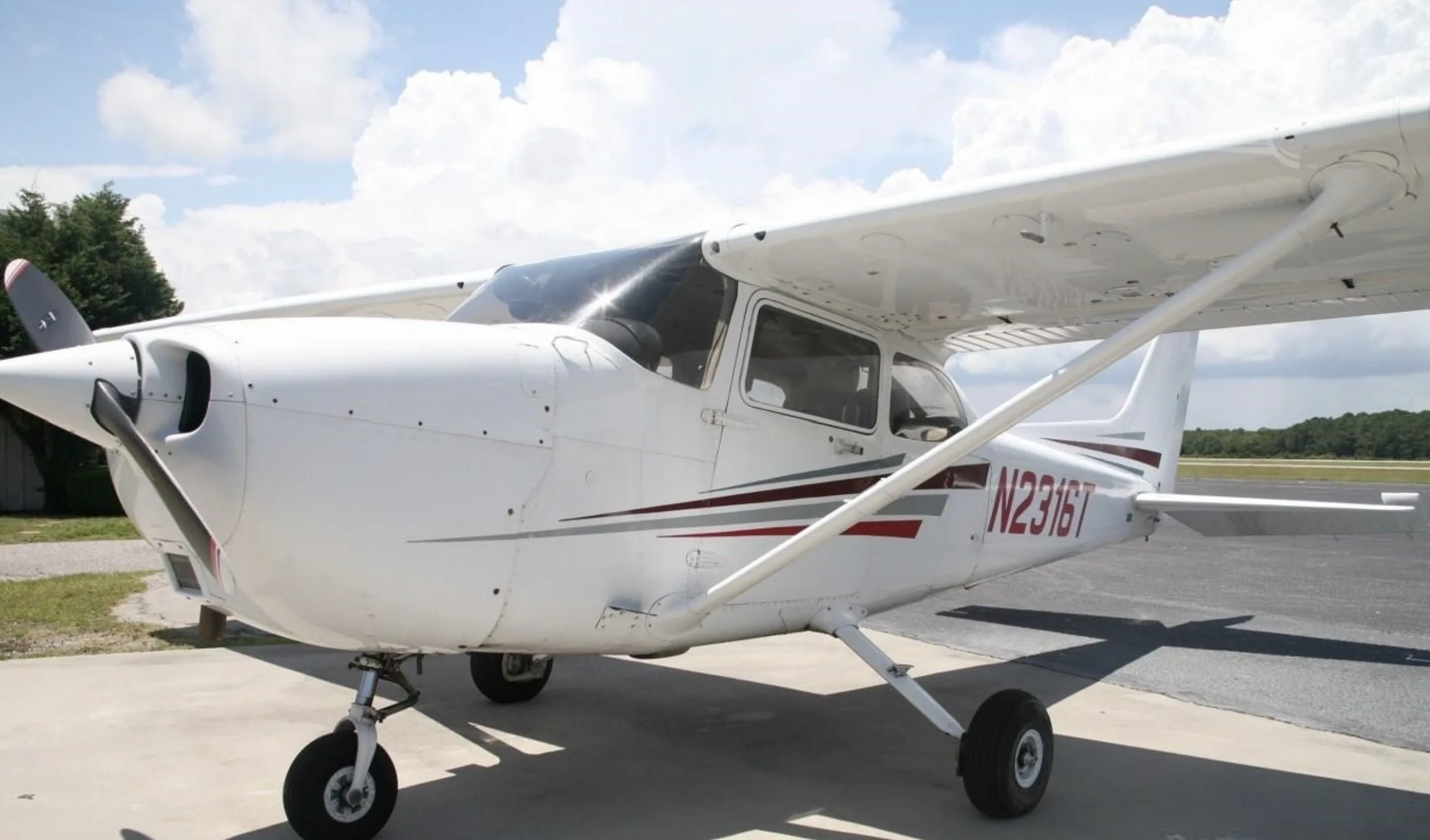 Exterior view of a 1999 Cessna 172R, N2316T.