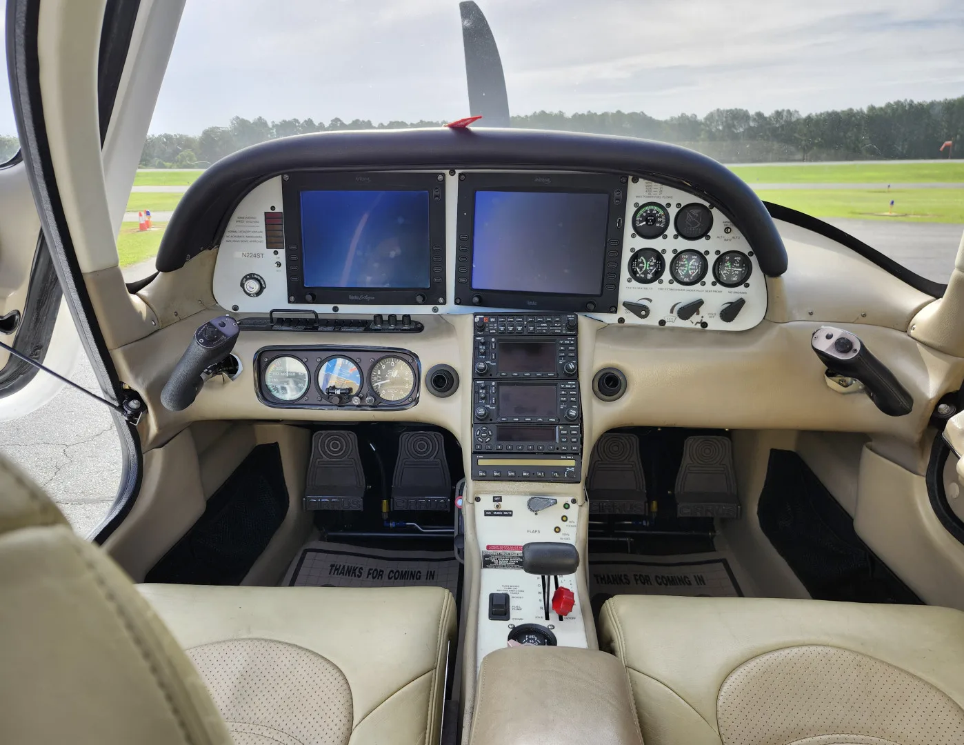 Cockpit and instrument panel of a 2004 Cirrus SR22 G2.