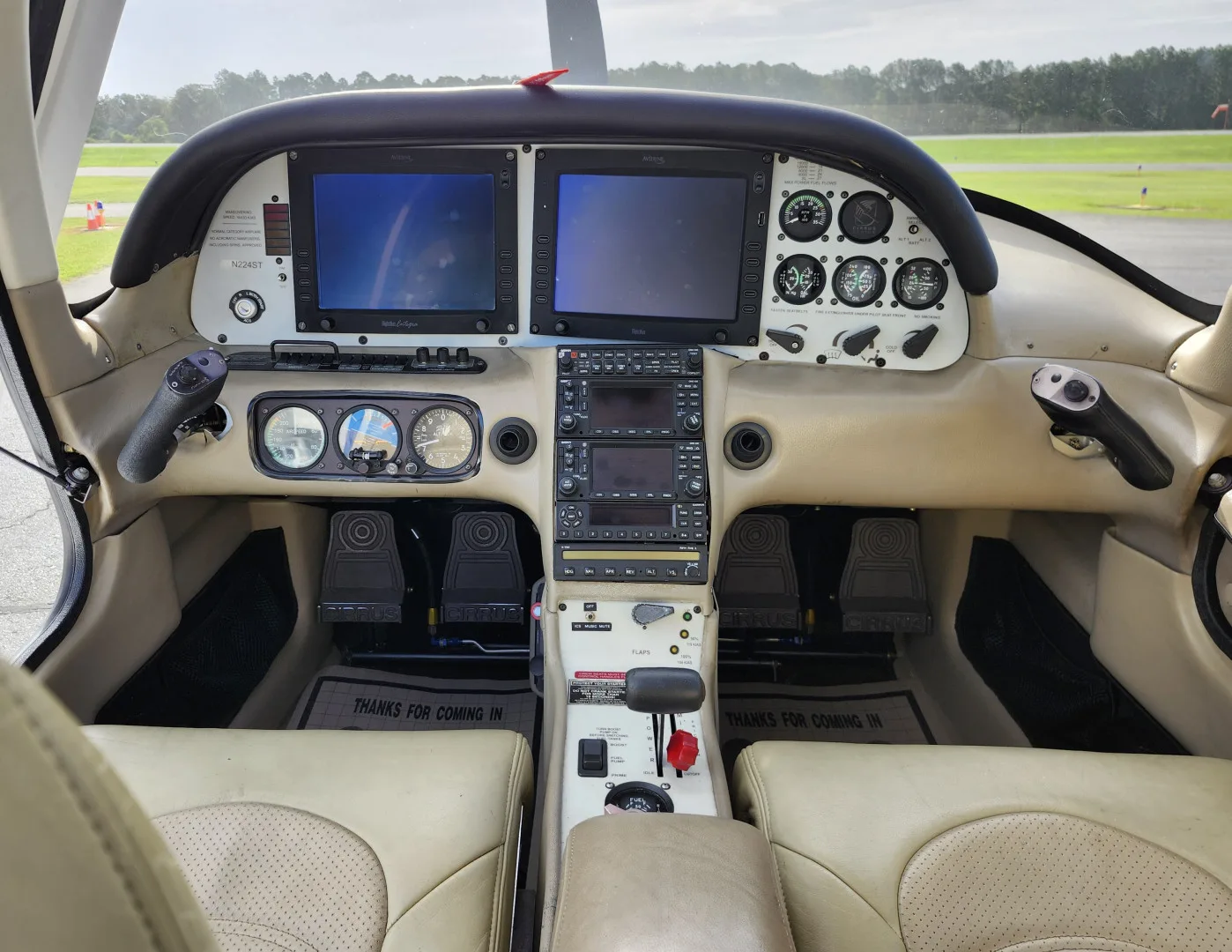 Cockpit and instrument panel of a 2004 Cirrus SR22 G2.
