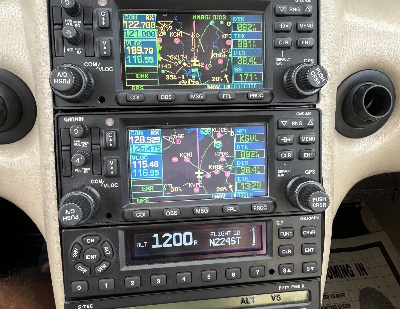 Avionics suite of a 2004 Cirrus SR22 G2.