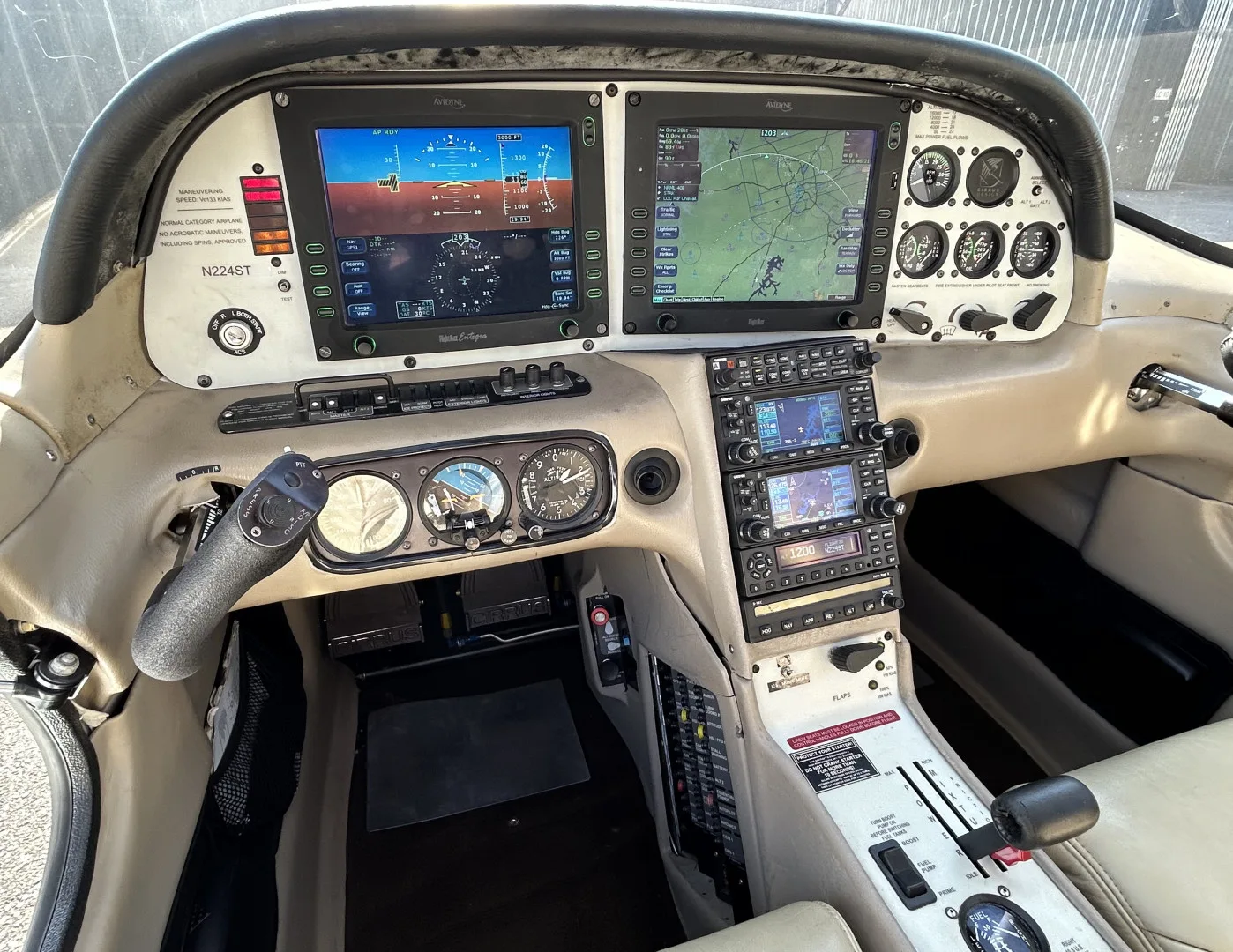 Cockpit and instrument panel of a 2004 Cirrus SR22 G2.