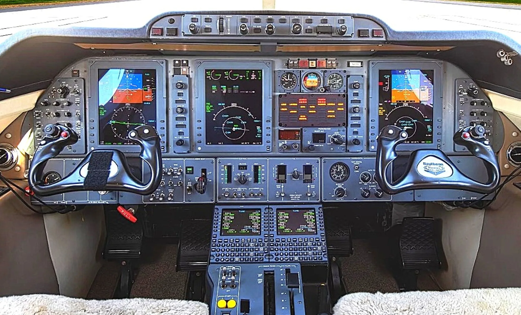 Cockpit and instrument panel of a Beechcraft Premier I.