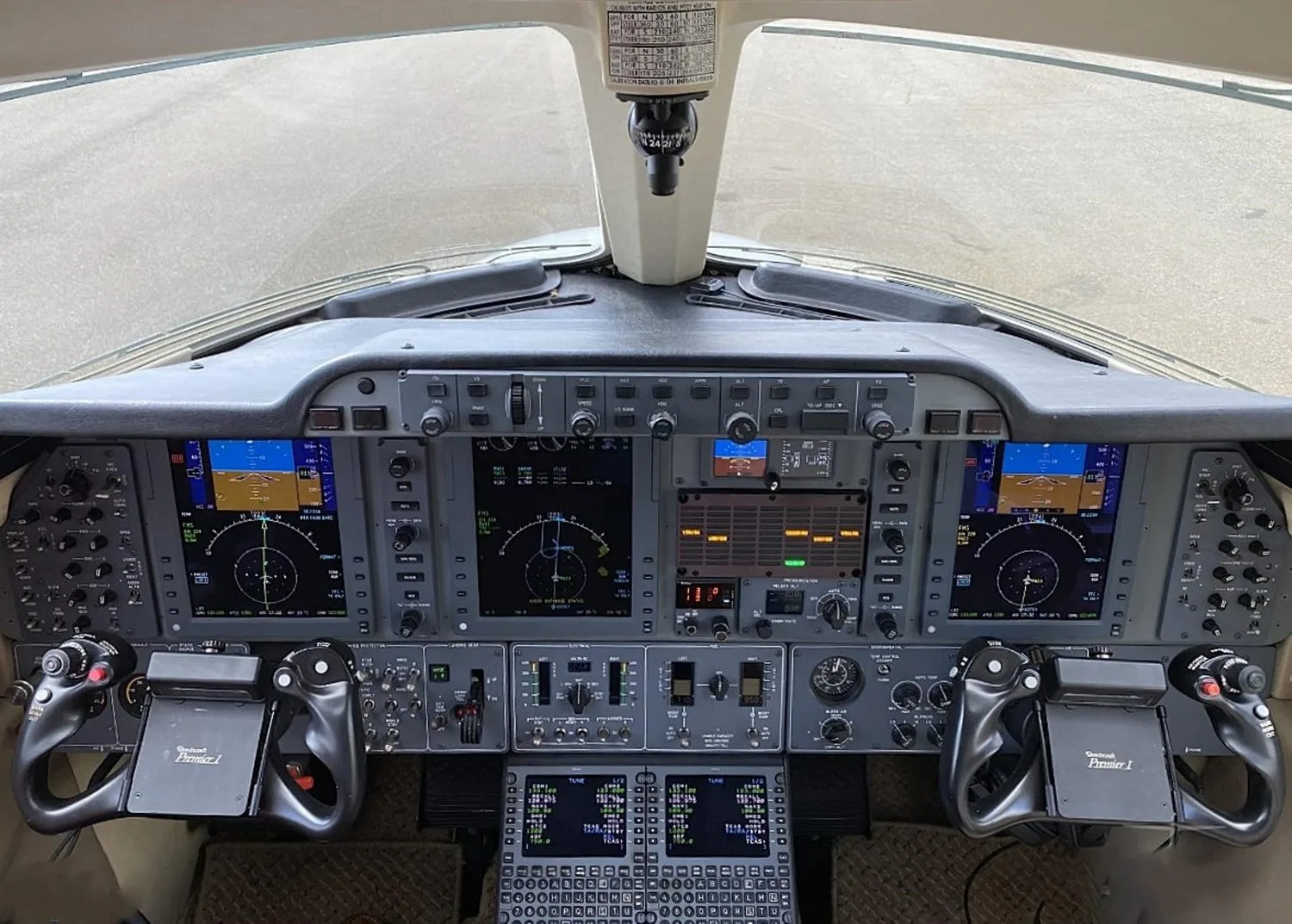 Cockpit and instrument panel of a Beechcraft Premier I.