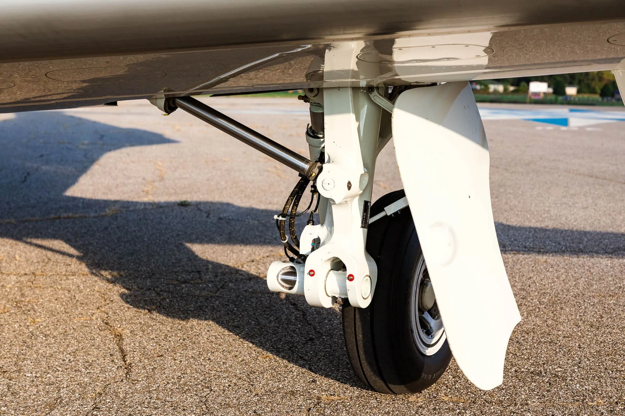 Exterior view of a 2009 Embraer Phenom 100, N644RM.