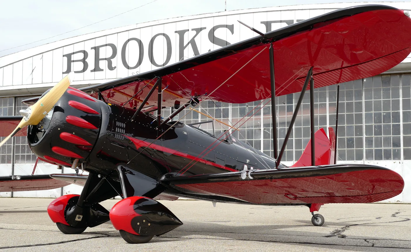 Cockpit and instrument panel of a Waco YMF-5.