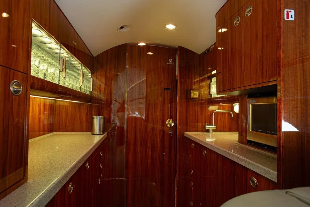Cabin interior of a 2010 Gulfstream 450 - N908CC — | WCAS.