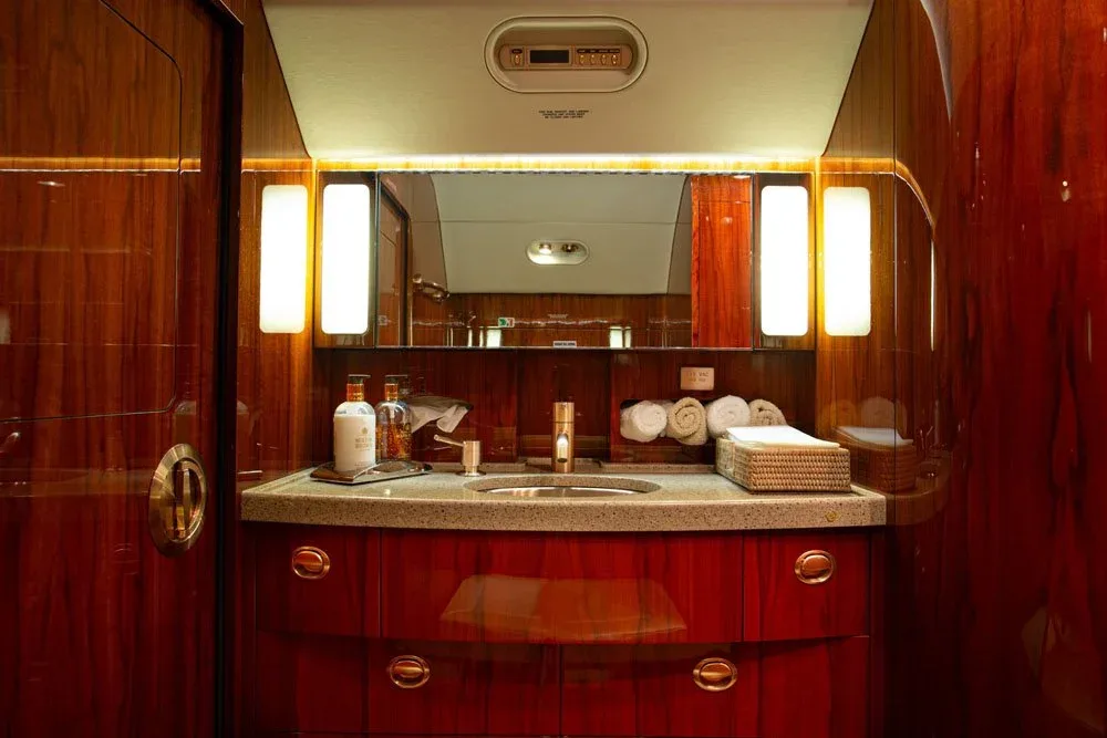 Cabin interior of a 2010 Gulfstream 450 - N908CC — | WCAS.
