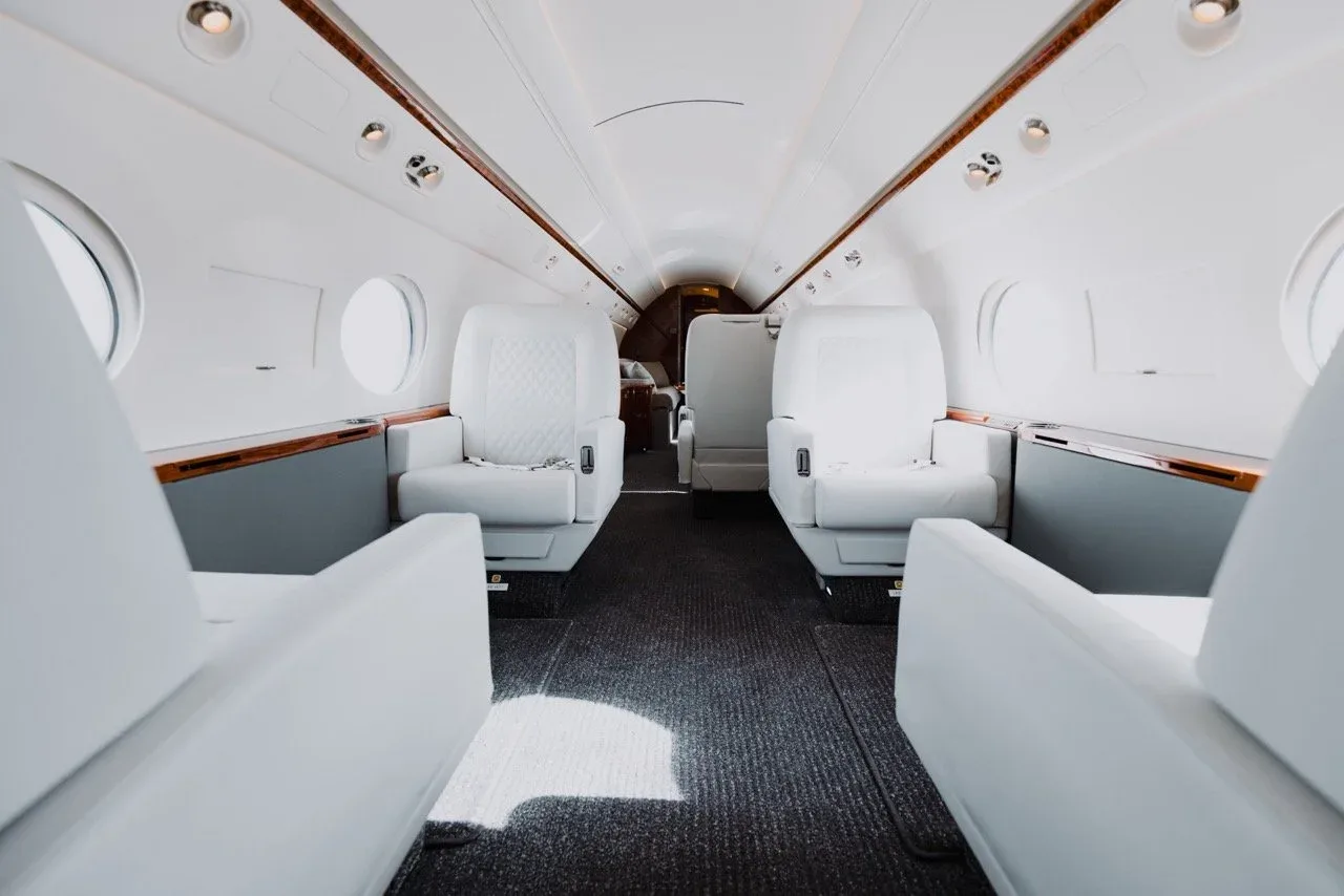 Cabin interior of a 2007 Gulfstream 550 - N345LC — | WCAS.
