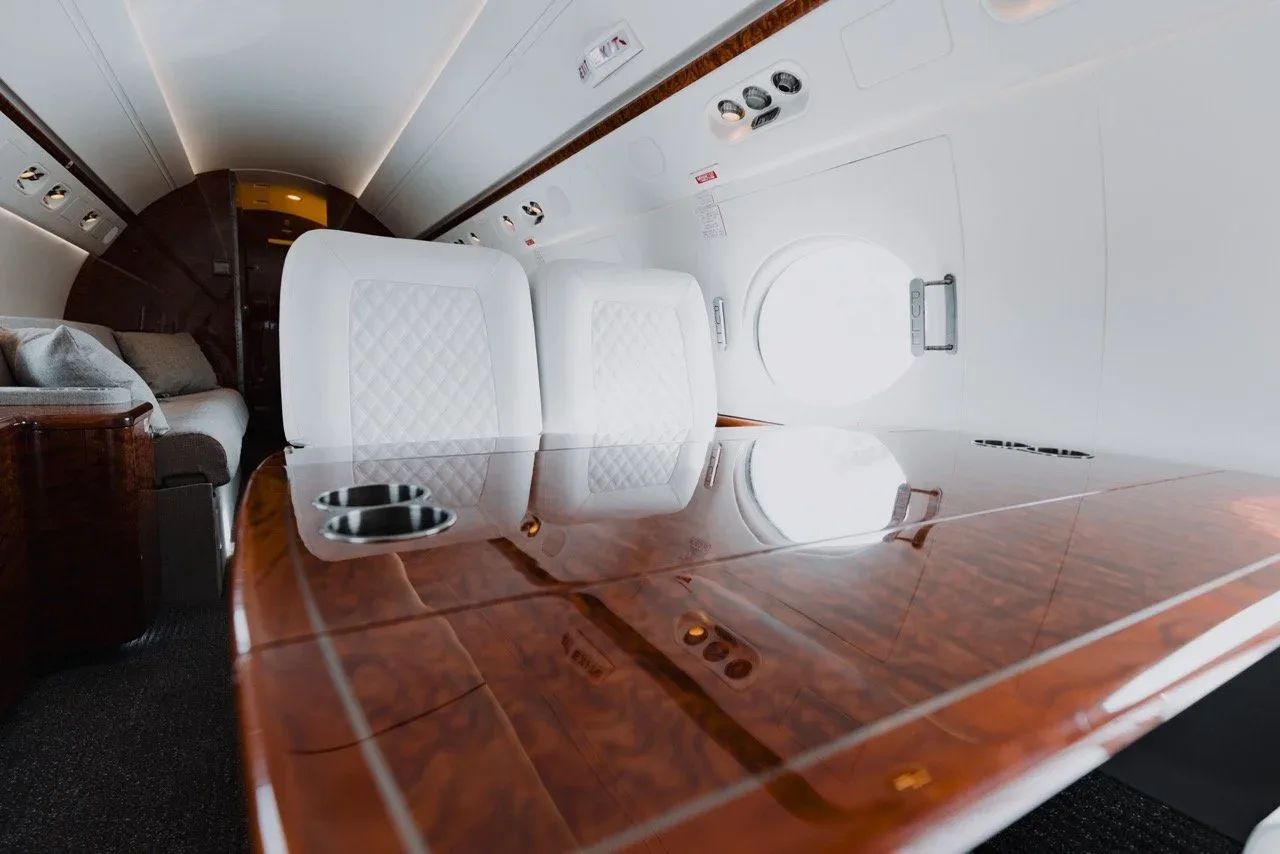 Cabin interior of a 2007 Gulfstream 550 - N345LC — | WCAS.