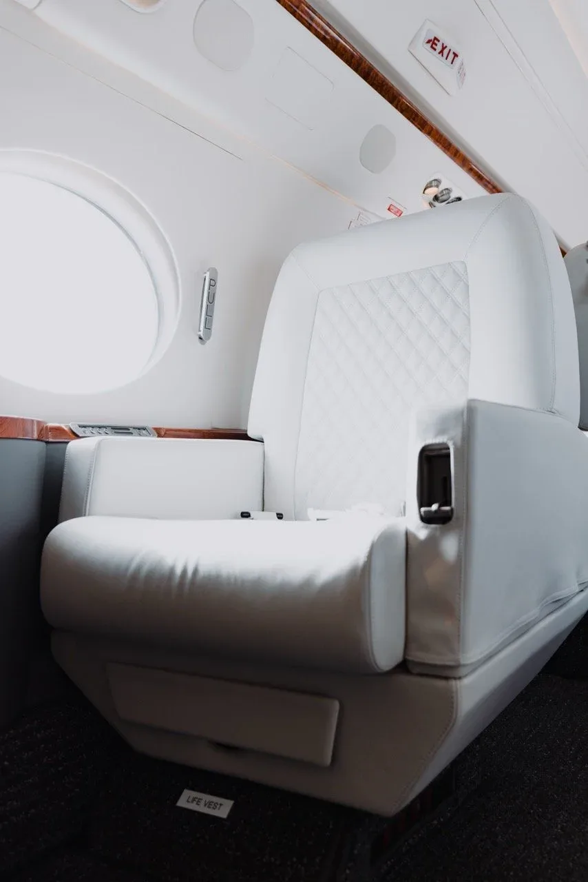 Cabin interior of a 2007 Gulfstream 550 - N345LC — | WCAS.