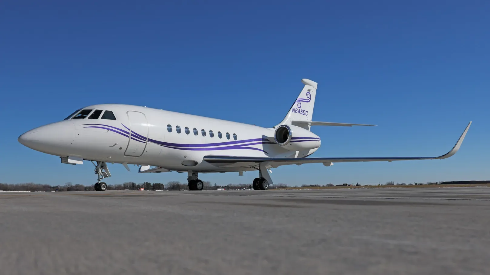 Exterior view of a 2004 Dassault Falcon 2000EX EASy.