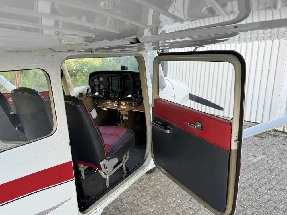 Cabin interior of a 1970 Cessna 172K.