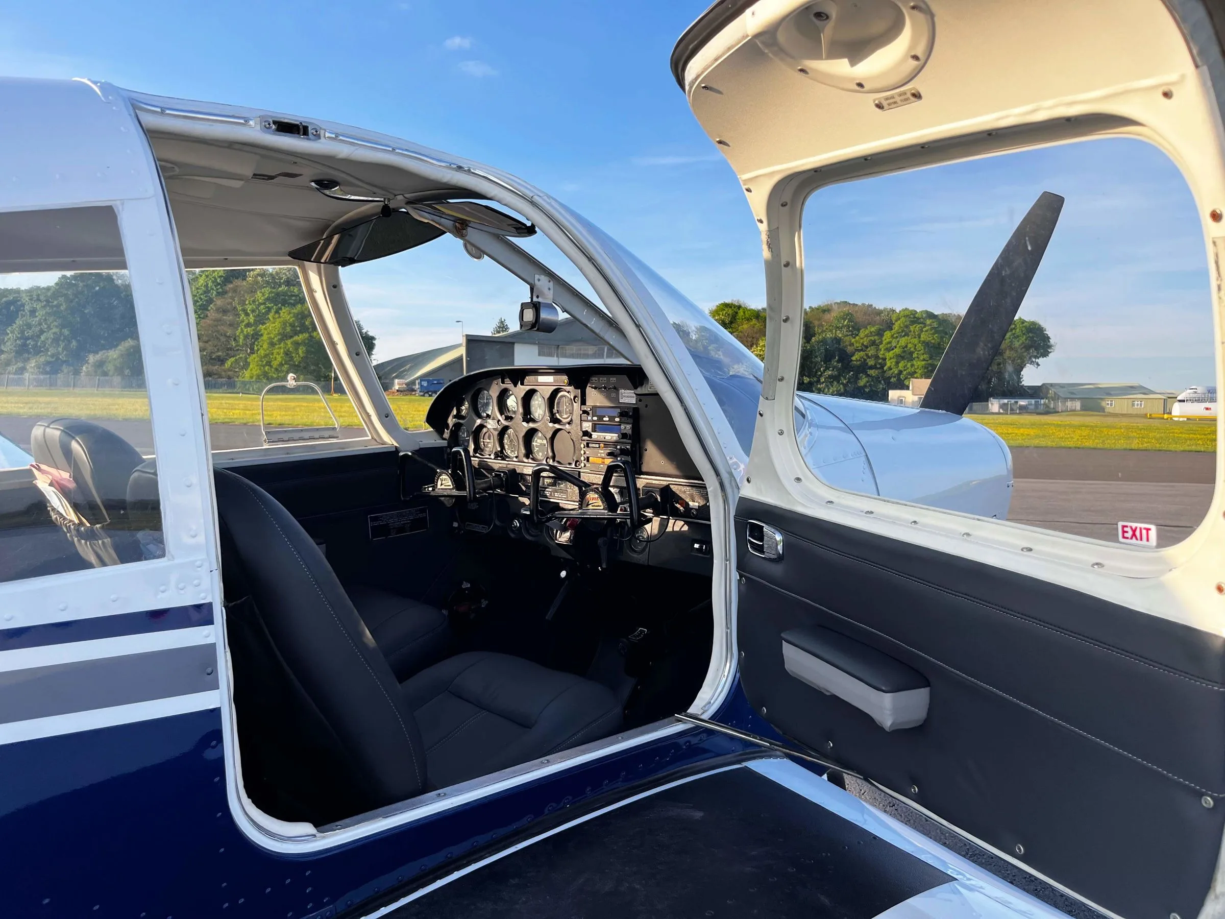 Cockpit and instrument panel of a 1971 Piper PA-28-140 Cherokee.