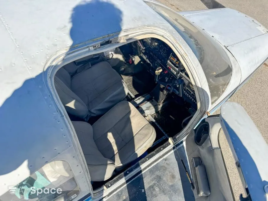 Cockpit and instrument panel of a 1976 Piper PA-28-140 Cherokee.