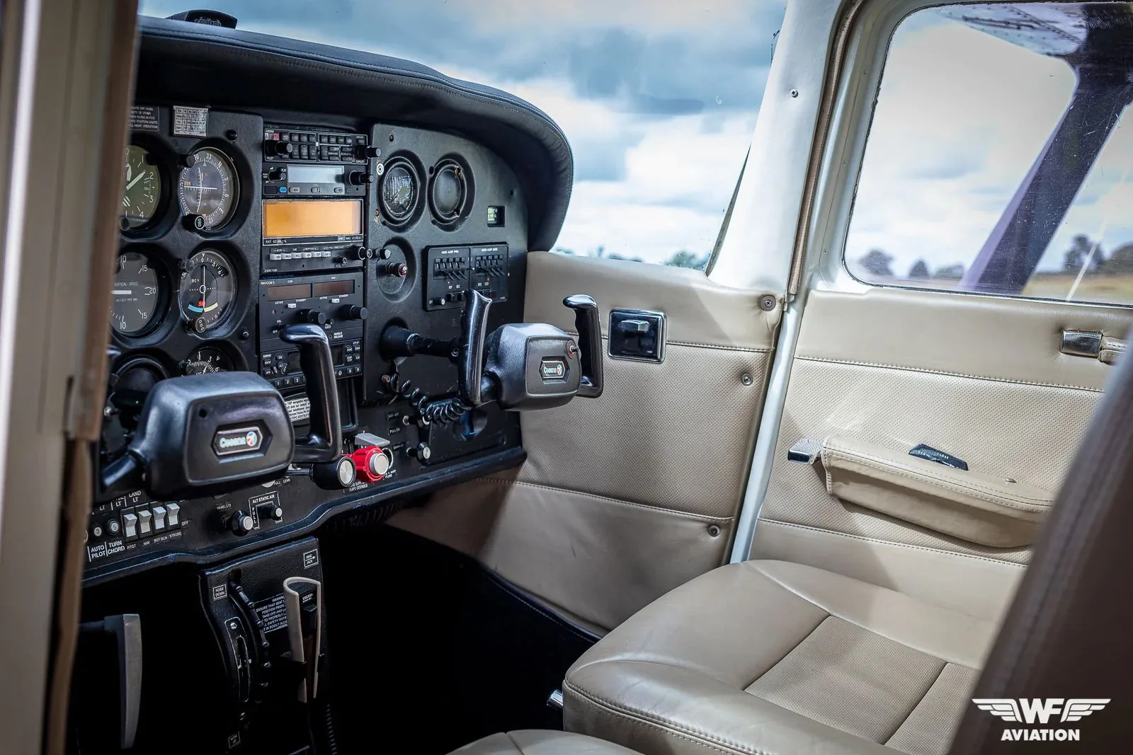 Avionics suite of a 1977 Cessna 172N.