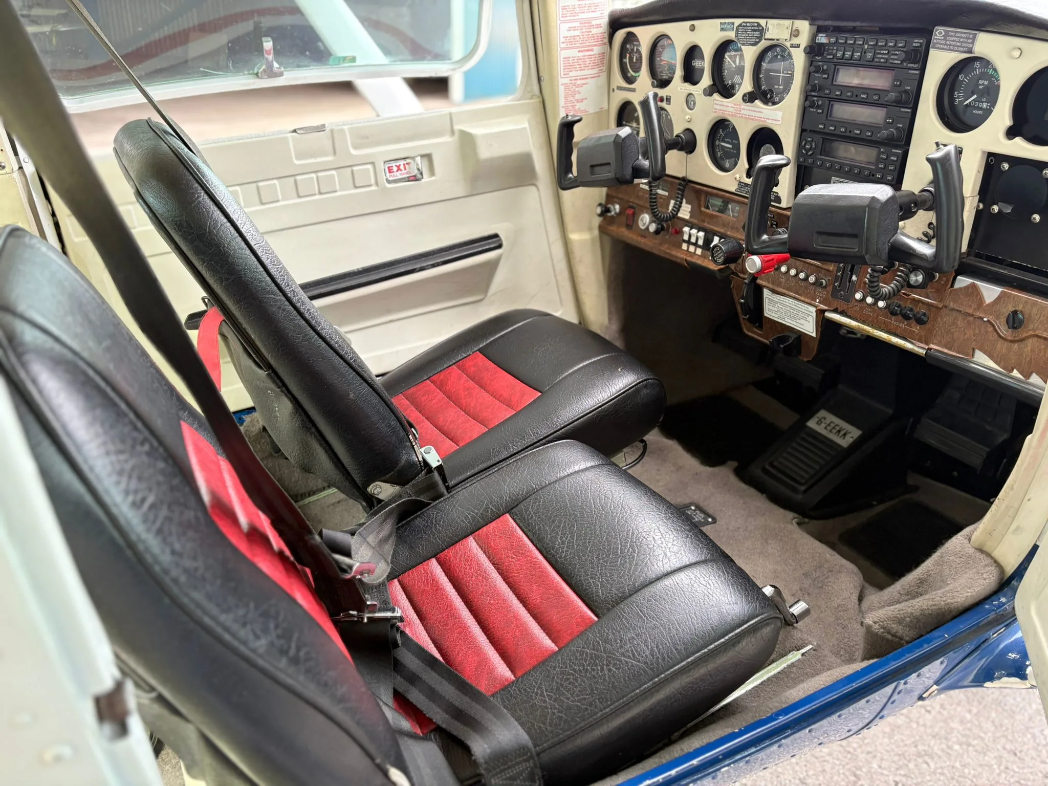 Cockpit and instrument panel of a 1982 Cessna 152.