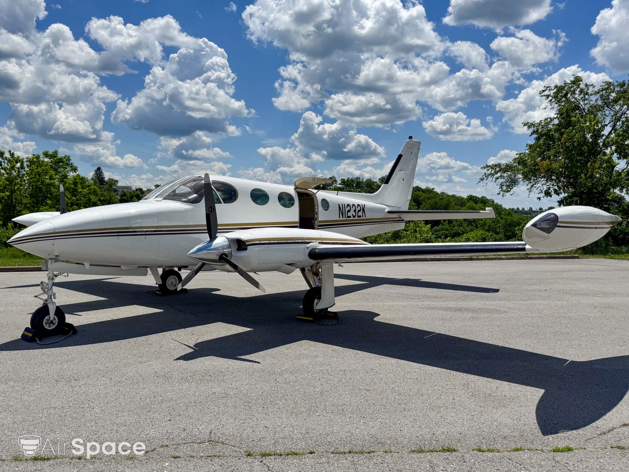 Exterior view of a 1984 Cessna 340.