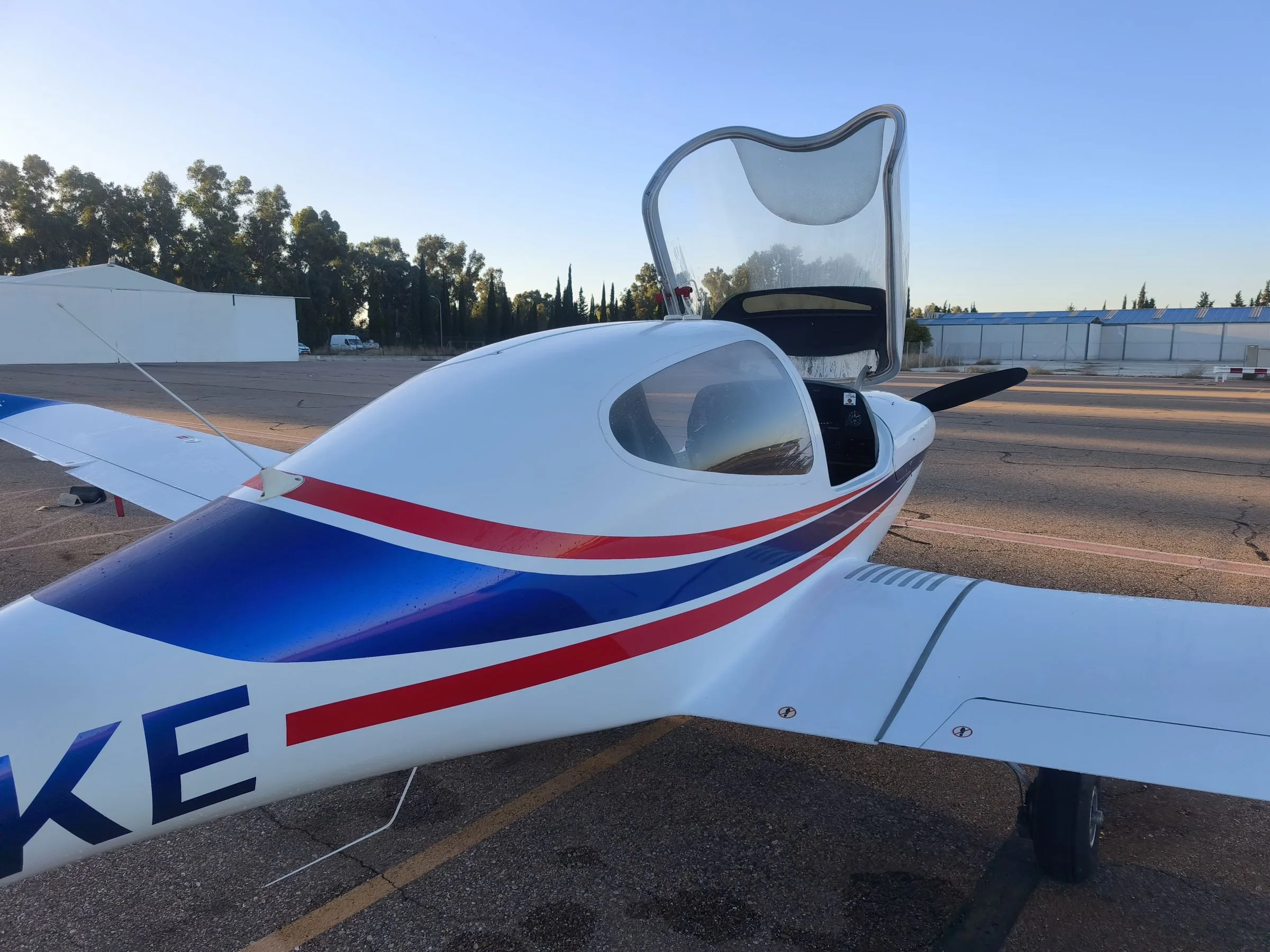 Exterior view of a 2000 Diamond DA40 Diamond Star.