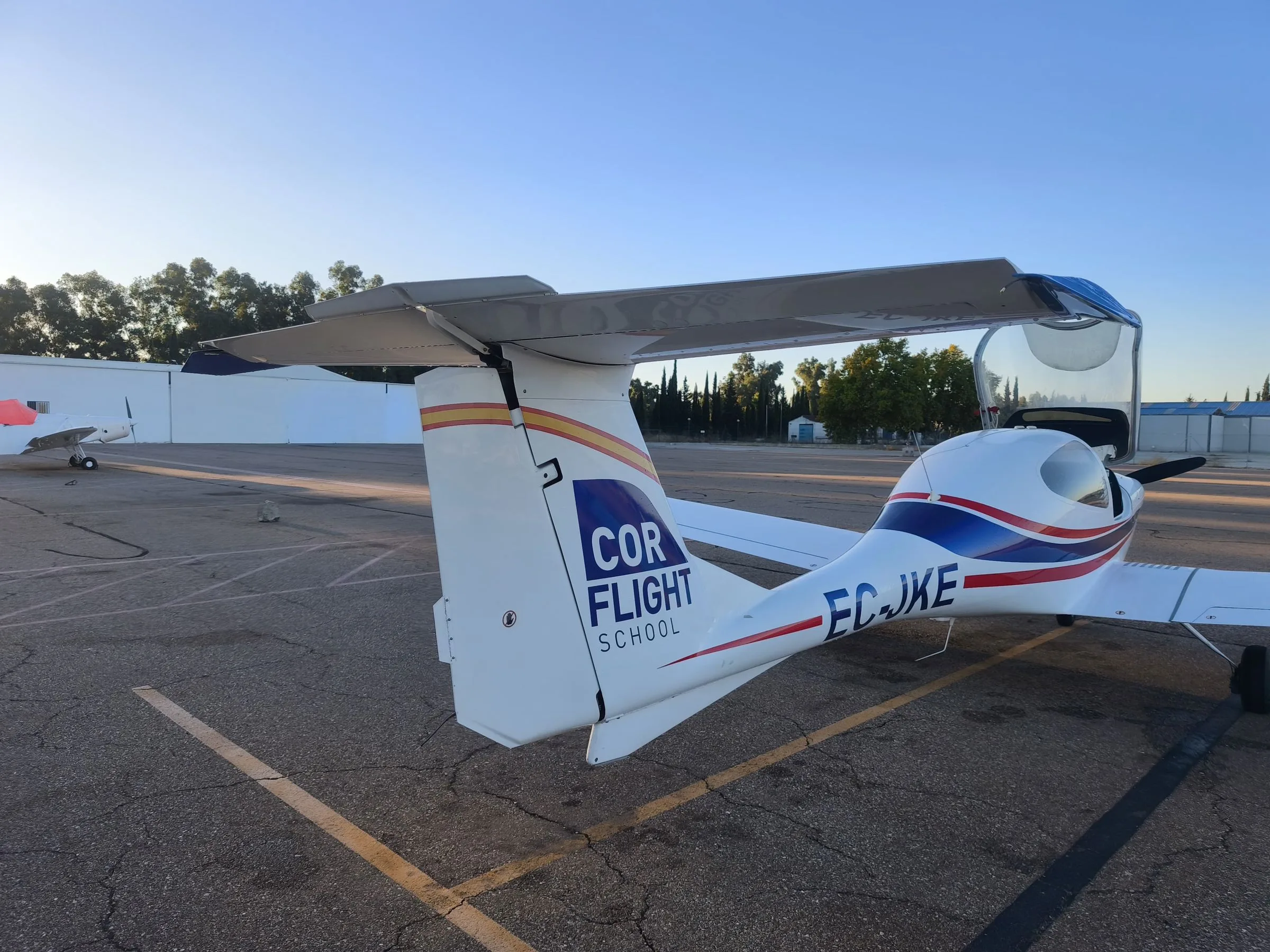 Exterior view of a 2000 Diamond DA40 Diamond Star.