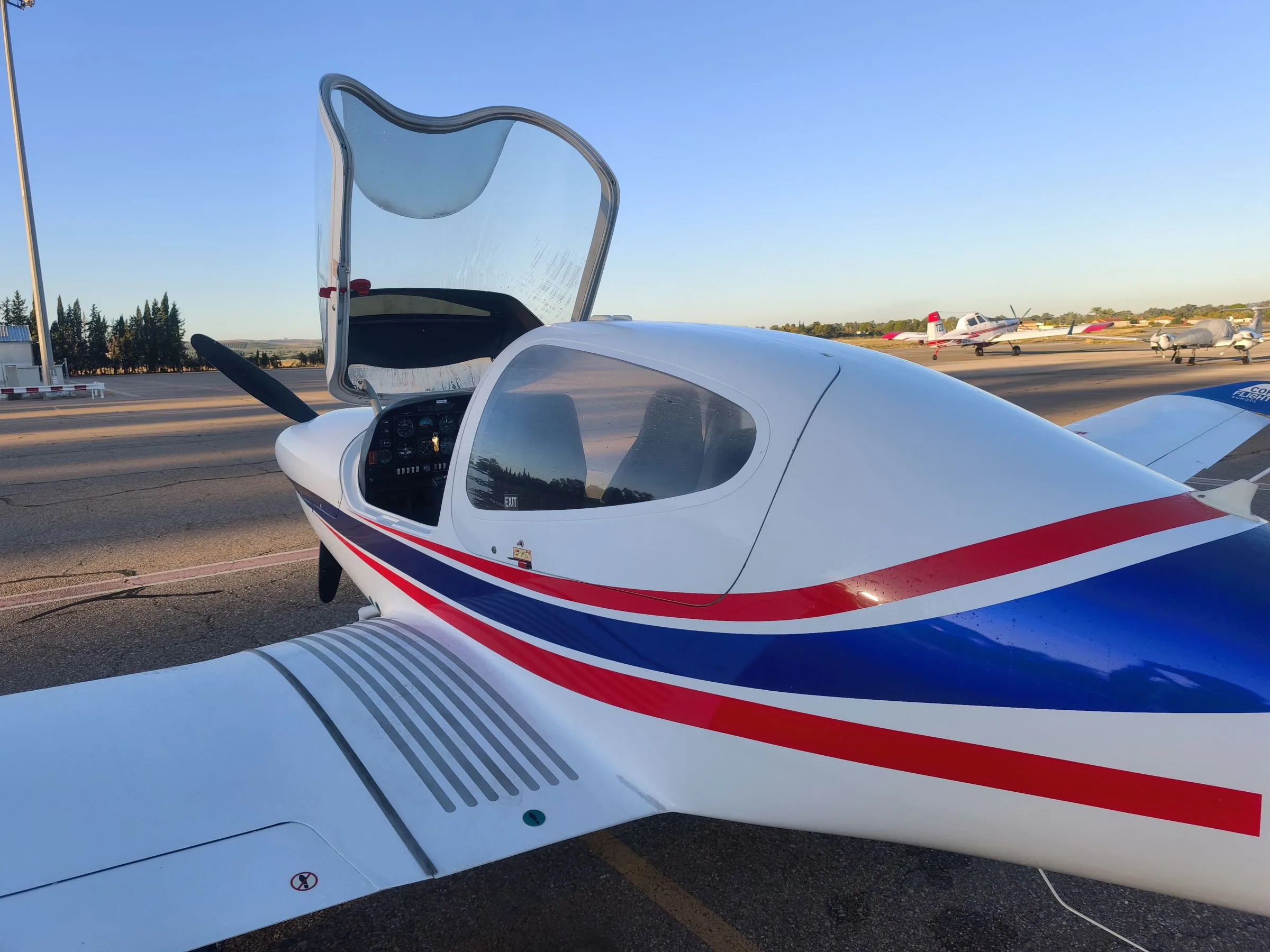 Exterior view of a 2000 Diamond DA40 Diamond Star.
