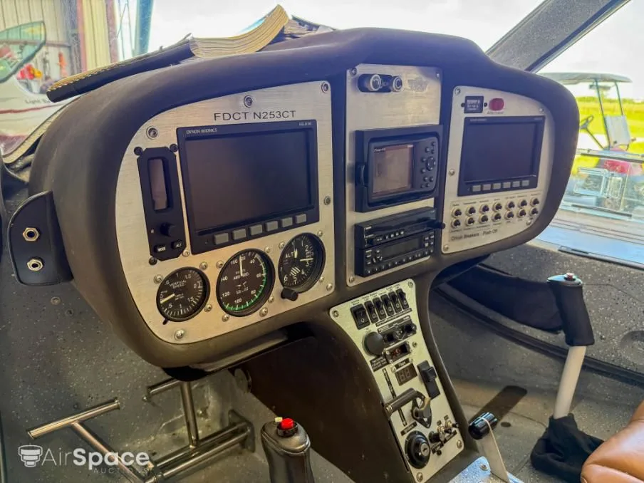 Cockpit and instrument panel of a 2007 Flight Design CTSW.