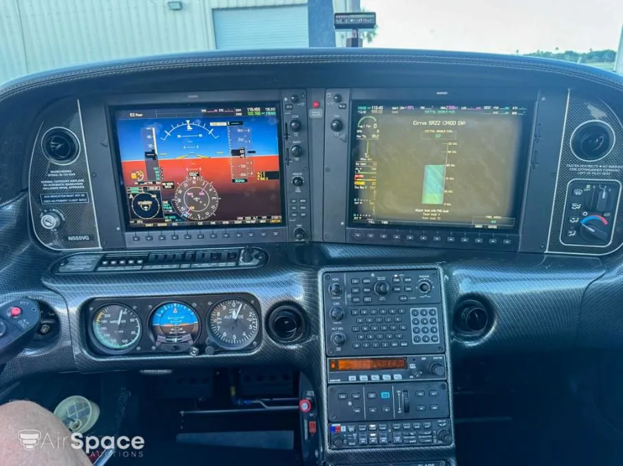 Avionics suite of a 2010 Cirrus SR22 G2 GTS.