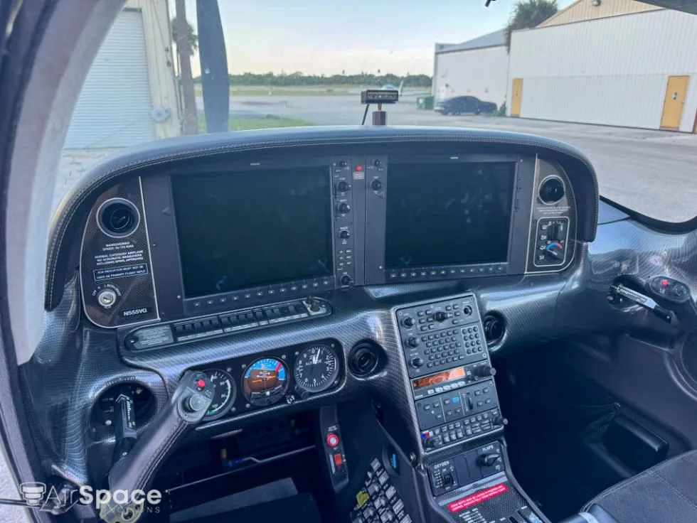 Avionics suite of a 2010 Cirrus SR22 G2 GTS.