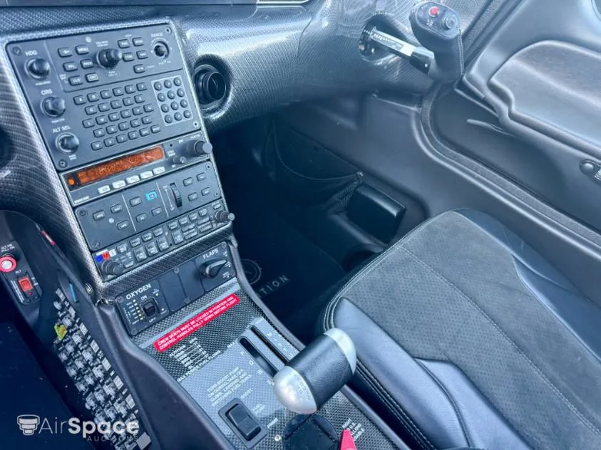 Avionics suite of a 2010 Cirrus SR22 G2 GTS.