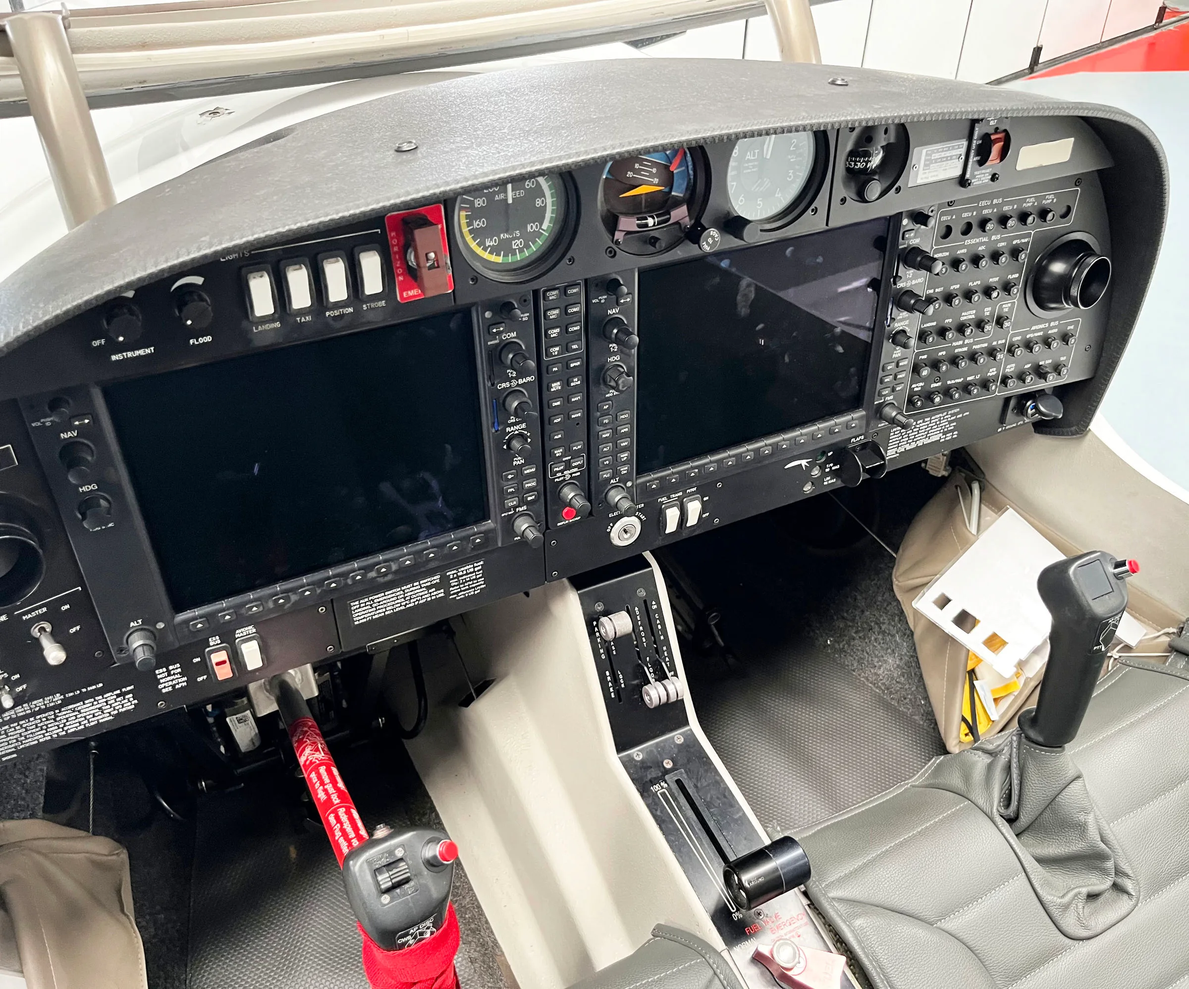 Cockpit and instrument panel of a 2014 Diamond DA40 NG.