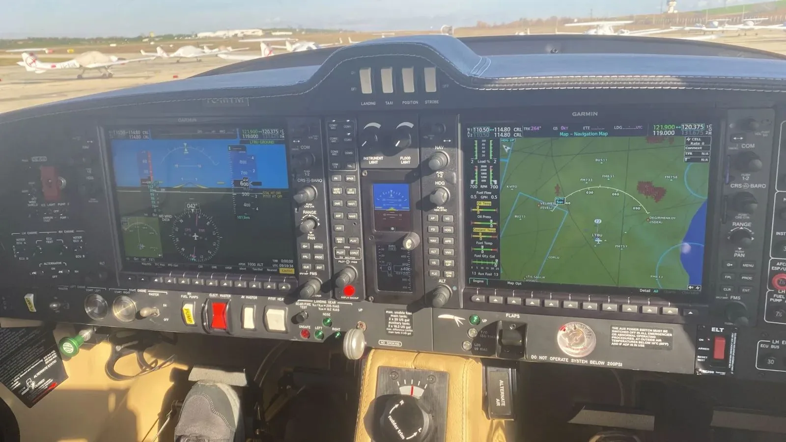 Cockpit and instrument panel of a 2019 Diamond DA62.