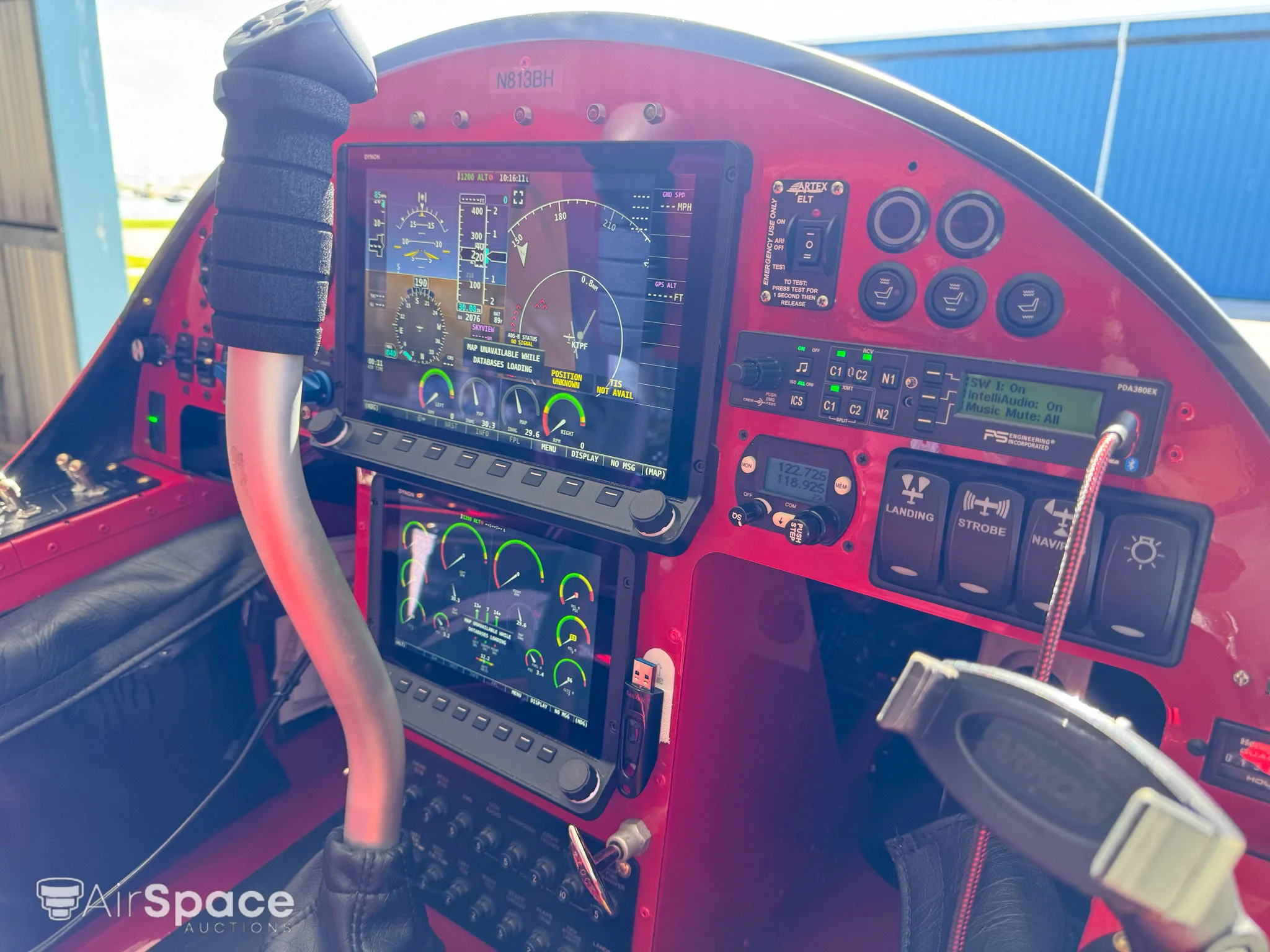 Cockpit and instrument panel of a 2021 Lockwood AIRCAM G3.