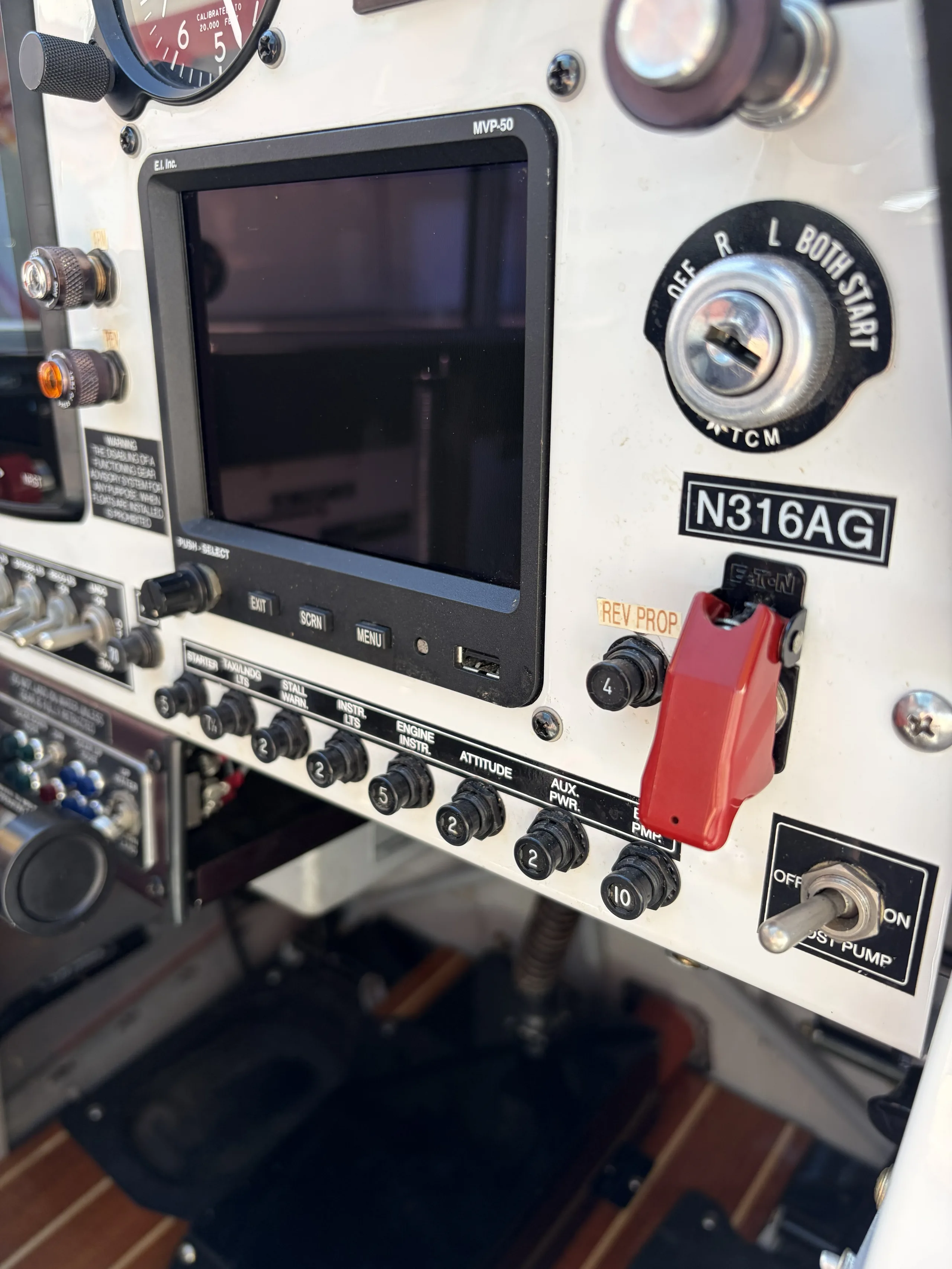 Avionics suite of a 2013 Aviat husky a 1c 200 2.