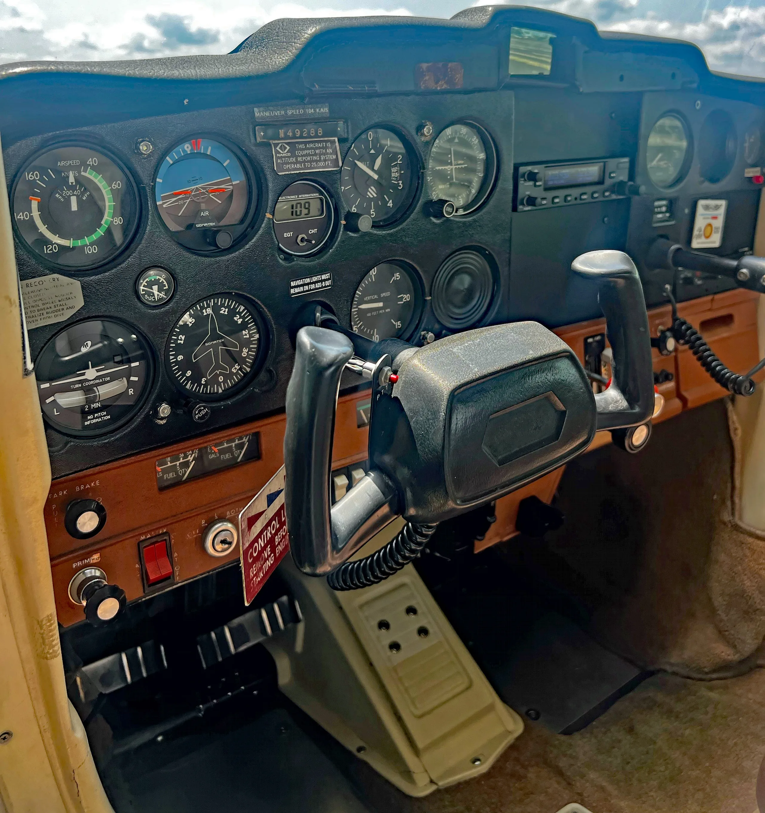 Cockpit and instrument panel of a Cessna 152.