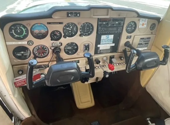 Cockpit and instrument panel of a Cessna 152.