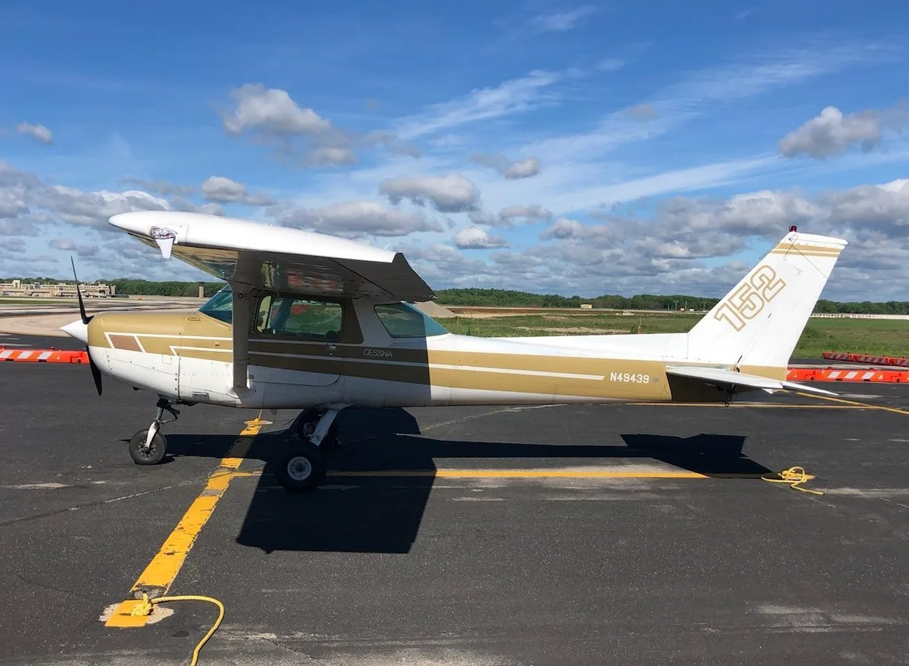 Exterior view of a Cessna 152, N49439.