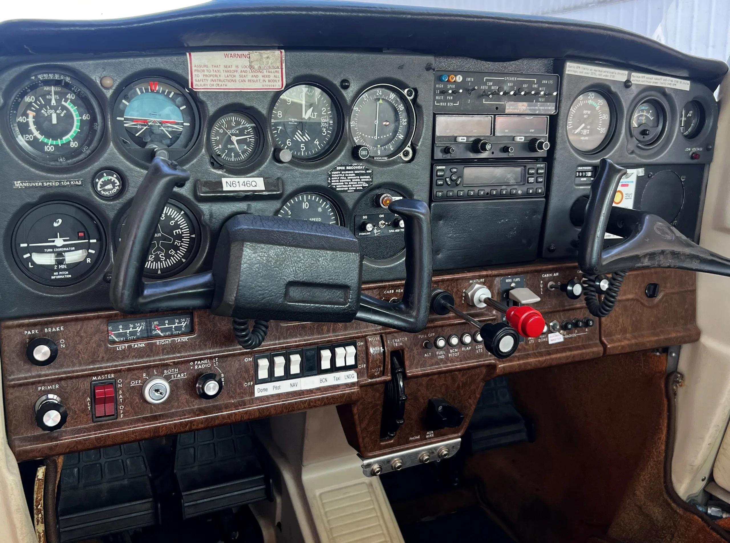 Cockpit and instrument panel of a Cessna 152.