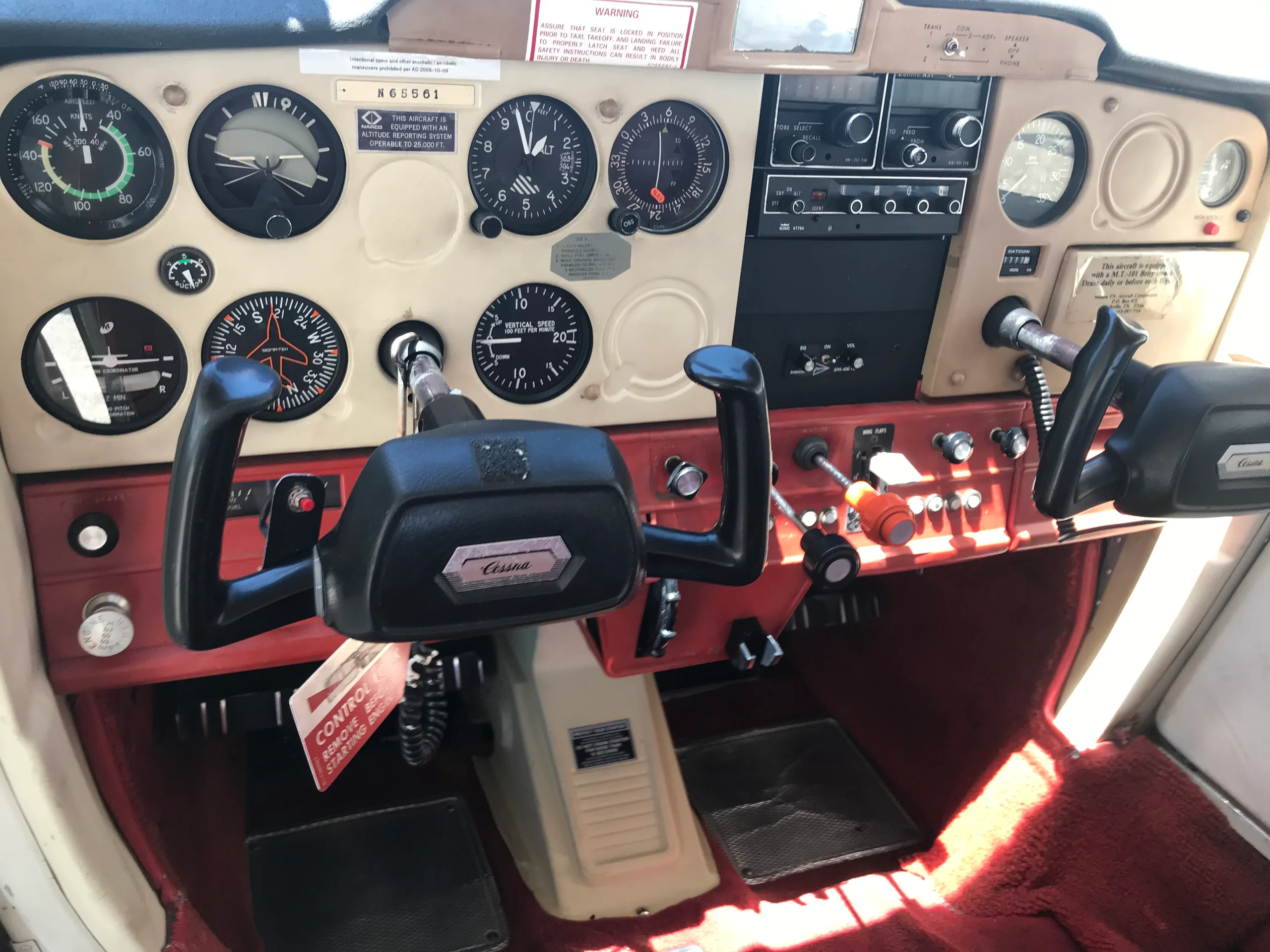 Cockpit and instrument panel of a Cessna 152.