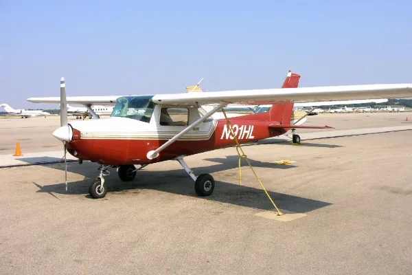 Exterior view of a Cessna 152, N91HL.