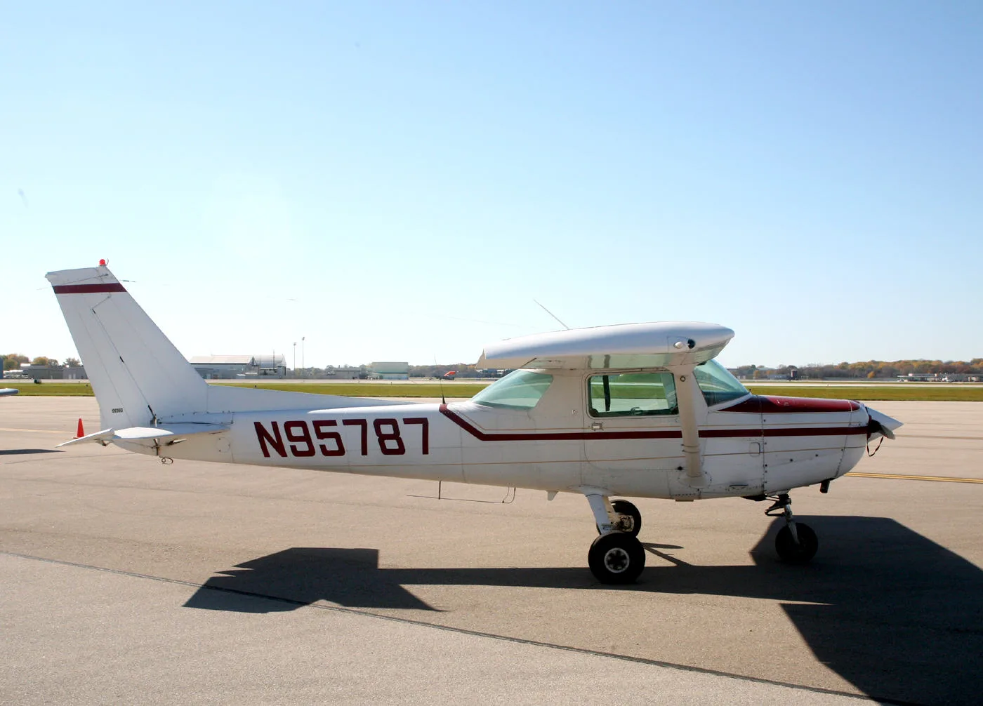 Exterior view of a Cessna 152, N95787.