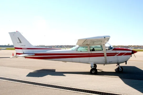 Exterior view of a Cessna 172, N3421E.