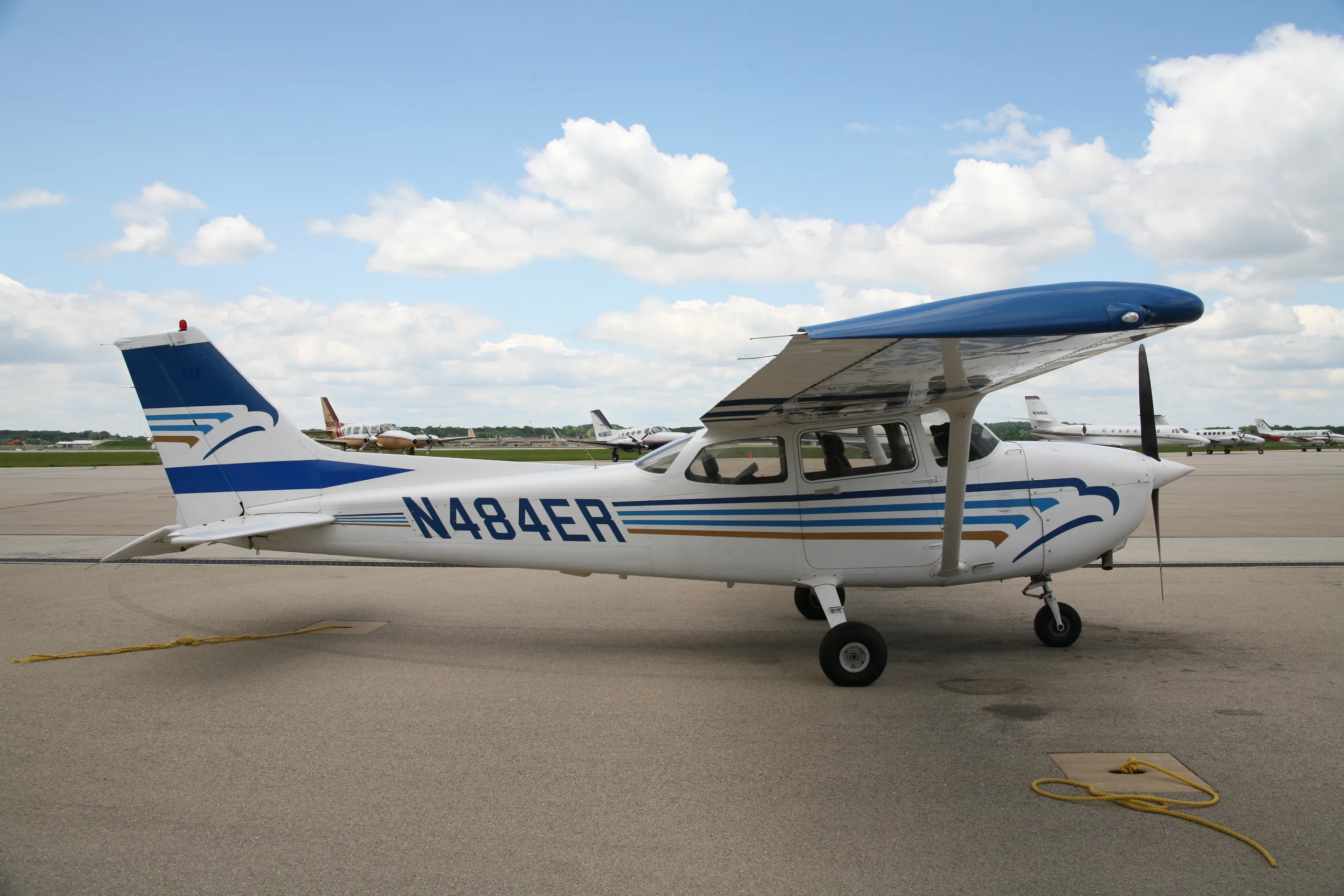 Exterior view of a Cessna 172S, N484ER.